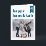 Blue Happy Hanukkah Typografie Snowflakes Foto Feiertagskarte<br><div class="desc">Happy Hanukkah! | Senden Sie Ihre Urlaubswünsche mit dieser benutzerdefinierbaren Hanukkah-Fotokarte. Es zeichnet sich durch eine blaue Retro-fette Typografie,  einen schlichten Schneeflocken-Akzent und festliche Muster aus. Personalisieren Sie diese durch Hinzufügen von Namen,  Jahr und Foto. Diese festliche Foto Happy Hanukkah-Karte ist in verschiedenen Farben und Cardstock erhältlich.</div>
