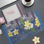 Blue Hawaiian Tape and Plumeria Wallet Trifold Geldbörse<br><div class="desc">Ein Tapa Fusion (TM) Design - eine J Marielle entwirft exklusiv. Dies ist ein atemberaubender Druck für Bett & Bad. Ein traditionelles hawaiianisches Tapa mit einem hübschen botanischen Overlay schafft einen zeitlosen Stil. Die Schönheit und der Reiz der hawaiianischen Inseln kennt keine Grenzen. Es ist ein Ort und Kultur, geliebt...</div>