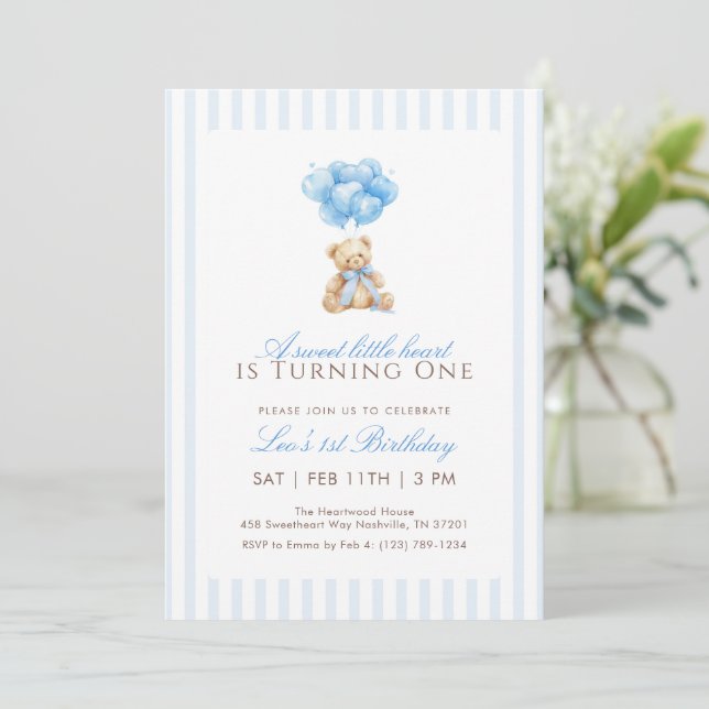 Blue Heart Balloon Teddy Bear 1st Birthday Einladung (Stehend Vorderseite)