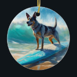 Blue Heeler Beach Surfanstrich Keramik Ornament<br><div class="desc">Tauchen Sie ein in die spielerische Welt des Kaninchen-Abenteuers mit diesem faszinierenden Bild. Ein gepflegter Hund geht zu den Wellen und reitet geschickt auf einem sonnengeküssten Strand. Das lebendige Kunstwerk vereint wunderbar das Wesentliche der Erregung am Strand, während der Hund furchtlos auf den Wellen reitet und den Geist von Spaß...</div>