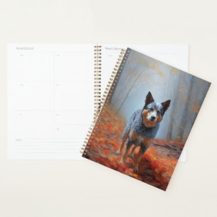 Blue Heeler dans les feuilles d'automne automne au