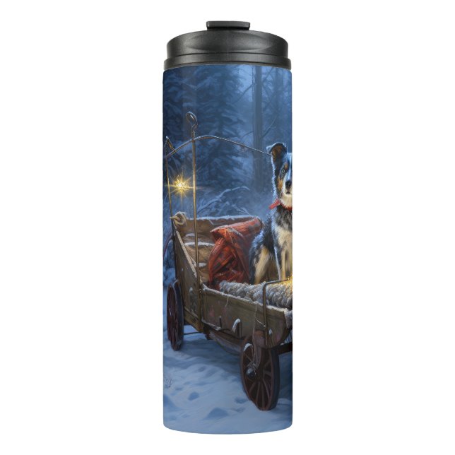 Blue Heeler Snowy Sleigh Weihnachtsdekor Thermosbecher (Vorderseite)