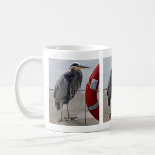 Blue Heron Stehend von Life Ring on Beach Tasse