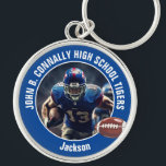 Blue High School Football Player Foto Schlüsselanhänger<br><div class="desc">Dieser coole,  individuell gestaltete Blue High School Football Player Foto Schlüsselanhänger zeigt eine weiße Typografie Ihres Teams und Spielernamen. Personalisieren Sie Ihren Athleten Namen neben dem Ball.</div>