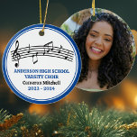Blue High School Varsity Chor Custom Christmas Keramik Ornament<br><div class="desc">Dieser moderne blaue High School Chor Weihnachtsschmuck zeigt den Schüler- und Chornamen unter dem musikalischen Personal mit Treble-Klüfte und Musiknoten. Für Sänger,  Chorlehrer oder Regisseur,  die ein großartiges Abschluss-Geschenk wünschen.</div>