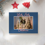Blue Holly Jolly Weihnachts-Foto und Letter Feiertagskarte<br><div class="desc">Dieses Blue Holly Jolly Weihnachtskartenteam und die Letter Holiday Card zeichnen sich durch einfache, helle und fröhliche Kulissen in Blau und Rot aus, die mit weißen Rändern und klassischer Typografie verziert sind und mit einem skaninavischen Kanuskript für Titel und Kopfhörer verziert sind. Machen Sie es zu einem heiligen, fröhlichen Weihnachtsfest...</div>