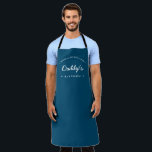 Blue Homemade mit Liebe Daddy's Kitchen Schürze<br><div class="desc">Lasst uns backen. Diese anpassbare Schürze eignet sich perfekt für "Daddy" (das Wort "Daddy" wird in "Dada", "Papa's", "Papa's", "Papa's", "Papa's", "Pops" usw. geändert) Hier in blau gesehen. Stilvolle Typografie-Behandlung. Ermutigen Sie ihn mit diesem besonderen Geschenk. Ideal, um die Weihnachtskekse zu backen und köstliche Gerichte zu kochen. Mit den Worten...</div>