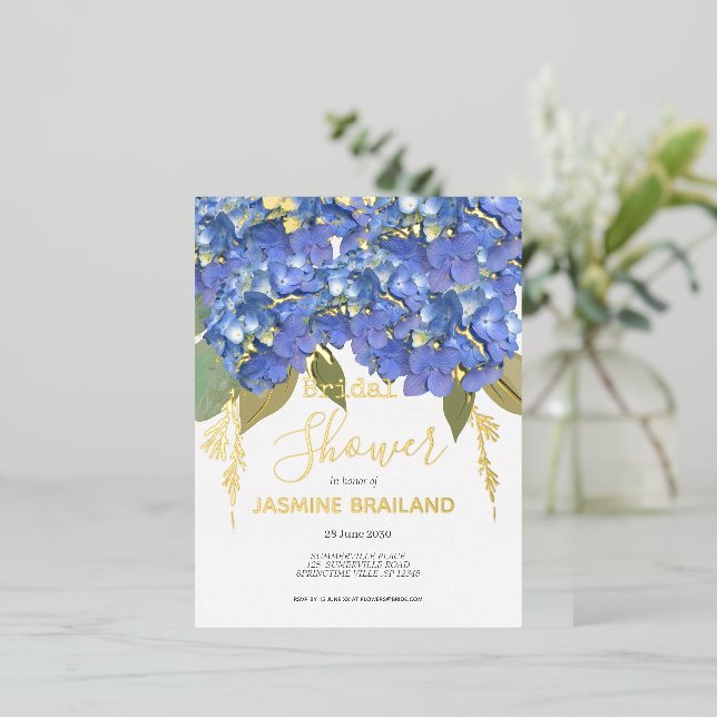 Blue Hydrangea Blooms Personalisiertes Brautparty Folie Einladungspostkarte (Stehend vorne)