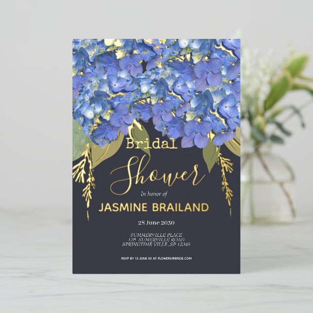 Blue Hydrangea Blooms Personalisiertes Brautparty Folieneinladung (Stehend vorne)