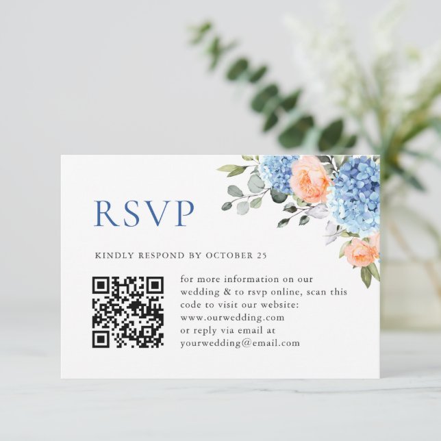 Blue Hydrangea Blush Pink Roses Wedding QR Code RSVP Karte (Stehend Vorderseite)