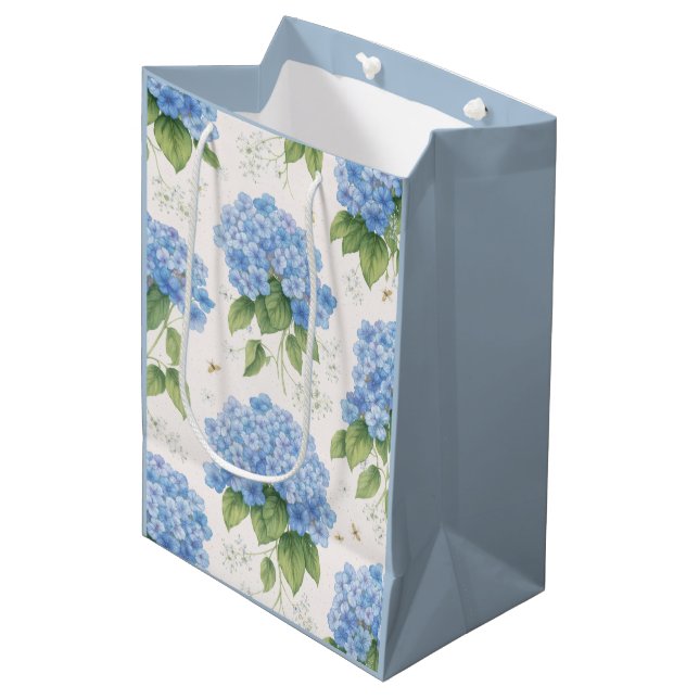 Blue Hydrangea Gift Bag | Botanical Mittlere Geschenktüte (Vorderseite Schrägansicht)