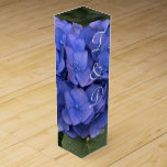 Blue Hydrangea Mit Monogramm Gastgeschenke Hochzei Wein-Geschenkverpackung<br><div class="desc">Hübsche nah-up der Blue Hydrangea Blume mit grünen Blätter wird auf Ihrer Hochzeitsempfangswine wunderschön aussehen, um Ihre Weine oder Champagner-Gefallen (oder für ein anderes Ereignis) zu halten. Personalisieren Sie mit den ersten Initialen und dem Hochzeitstag von Bride & Groom (anstelle meines Beispieltextes). Meine Originalfotografie. Copyright © TamiraZDesign. Alle Rechte vorbehalten.Siehe...</div>