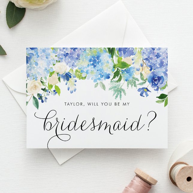 Blue Hydrangea und Ivory Rose Bridesmaid Vorschlag Einladungspostkarte (Blue hydrangea and white rose bridesmaid card with greenery accents for romantic floral weddings.)