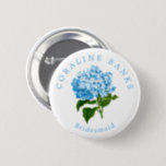 Blue Hydrangea Wedding Party Bridesmaid Button<br><div class="desc">Helfen Sie Ihrer Hochzeitsfeier,  sich mit diesen wunderbar einfachen und lustigen tragbaren Buttons kennenzulernen,  die leicht anpassbaren,  eleganten,  gewölbten Namenstext und die Titelrolle enthalten,  die sie an Ihrem Hochzeitstag spielen werden. Der schicke Text umkreist eine antike Abbildung einer blauen Hydrangea-Blume im hübschen,  großtausendjährigen Stil.</div>