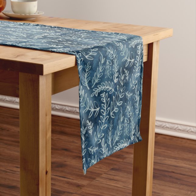 Blue Indigo Blätter Twigs Pattern Kurzer Tischläufer (Beispiel)
