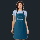 Blue Individuelle Name Year Master Baker Mommy Schürze<br><div class="desc">Viele Talente kommen aus dieser Küche. Passen Sie die Wörter an und legen Sie das Jahr fest,  wie Sie möchten. Diese Mommy-Schürze ist blau mit weißem Schriftsatz. Stilvolle Typografie-Behandlung. Master Bäckermommy mit etablierten Jahr. Macht ein großartiges Geschenk.</div>