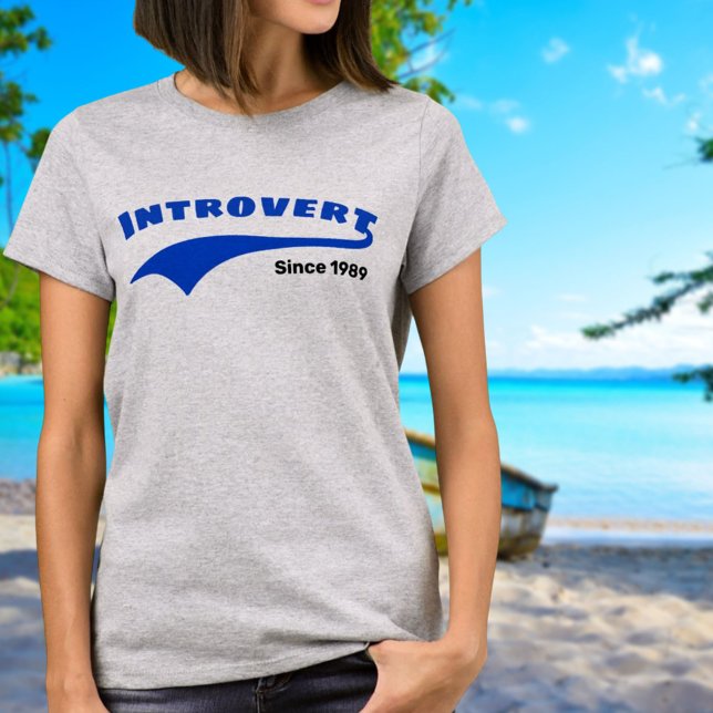 Blue Introvertierte Typografie Swoosh Custom Date T-Shirt (Template text date tee shirt.)