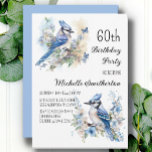 Blue Jay Bird Blume Springtime 60. Geburtstag Einladung<br><div class="desc">60. Geburtstagsfeier mit Gemälden von Blauen Jay,  die in den Zweigen eines Baumes zwischen Blüten sitzen. Kontaktieren Sie mich,  um Hilfe bei Ihren Anpassungen zu erhalten oder um zusätzliche Matching oder Koordination von Zazzle Produkten für Ihre Feier zu beantragen.</div>
