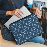 Blue Latticework, Quatrefoil, Trellis Laptopschutzhülle<br><div class="desc">Elegantes,  stilvolles und raffiniertes marokkanisches Trellis-Muster in marineblau-blauer Farbe. Modernes und trendiges Geschenk,  perfekt für den Liebhaber von Latticework in Ihrem Leben.</div>
