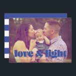 Blue Liebe and Light Single Foto Hanukkah Card Feiertagskarte<br><div class="desc">Diese moderne Hanukkah-Karte zeichnet sich durch die blauen Worte Liebe & Licht über einem vollen Foto aus. Die Rückseite weist ein passendes,  gestreiftes Muster auf.</div>
