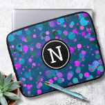 Blue lila Konfetti Glitzer dotiert Monogramm auf a Laptopschutzhülle<br><div class="desc">Funkelnd türkisblaue, lila, rosa und grüne Konfetti-Punkte auf einem dunklen aquamarinen Hintergrund zieren diesen schicken, modernen monogrammatischen Neopren-Laptop-Ärmel. Macht jedes Mal, wenn ihr es benutzt, eine lustige und stilvolle Aussage. Dieser Laptop-Ärmel ist in drei Größen erhältlich: 15 Zoll, 13 Zoll und 10 Zoll. Ein großartiges Geschenk für einen Freund und...</div>