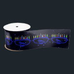 Blue Lion Menorah Satinband<br><div class="desc">Die Chanukkah-Menorah mit Löwenmotiv, überlagert auf einem Sternenhimmel, mit allen acht Kerzen und dem Schamasch-Brennen. Chanukkah ist das "Festival der Lichter" im Winter.</div>
