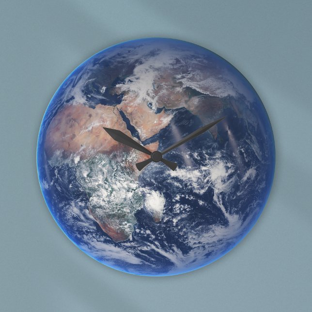 Blue Marble Earth, Satellitenbild 2014 Große Wanduhr (Von Creator hochgeladen)