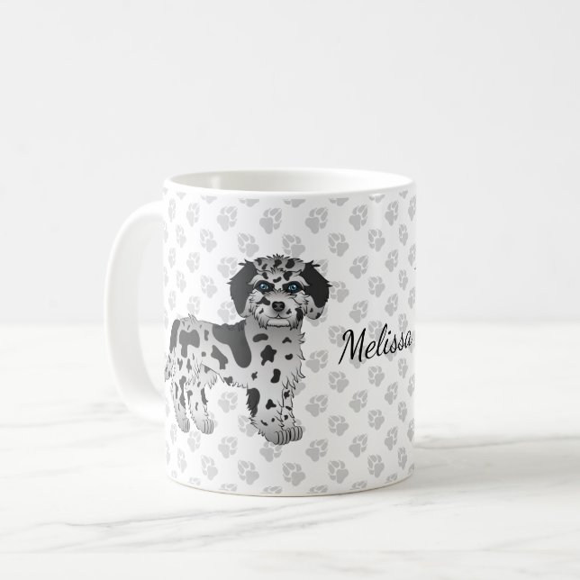 Blue Merle Mini Goldendoodle Cartoon Dog & Name Kaffeetasse (Vorderseite Links)