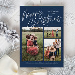 Blue Merry Christmas Calligraphy Script 3 Foto Feiertagskarte<br><div class="desc">Blue Merry Weihnachtskalligrafie Script 3 Foto Kariert Holiday Card bietet moderne Kalligrapie-Skript auf der Vorderseite,  zusammen mit drei Fotos,  und ein festliches Weihnachtsfest kariert auf der Rückseite.</div>