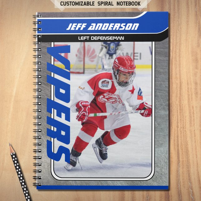Blue Metal Ice Hockey Player Keepake Spiral Notizblock (Ice Hockey Spiral Notebook with custom team name and hockey player name in Blue and Black)