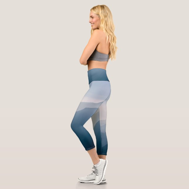 Blue Misty Mountains Abstrakt Hochgebirge Capri Leggings (Links)
