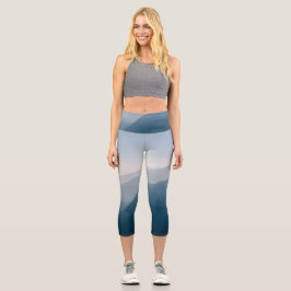 Blue Misty Mountains Abstrakt Hochgebirge Capri Leggings