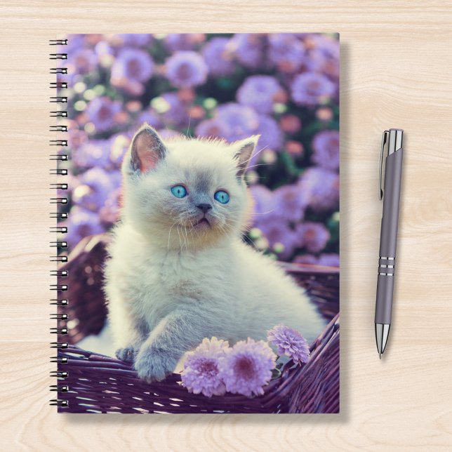Blue Mit Augen Kitten Baby Cat In Basket Lilac Blu Notizblock (Von Creator hochgeladen)