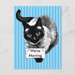 Blue Mit Augen Siamese Cat Holding "Wir bewegen Si Ankündigungspostkarte