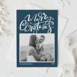 Blue Modern Calligraphy Foto Frohe Weihnachten<br><div class="desc">Frohe Weihnachten! Senden Sie Weihnachtswünsche an Familie und Freunde mit dieser individuell gestaltbaren Weihnachtskarte für das Foto. Es zeichnet sich durch moderne Kalligraphie und ein einfaches Skript auf blauem Hintergrund aus. Personalisieren Sie diese moderne Weihnachtskarte, indem Sie Ihr Foto, Ihre Nachricht und Ihre Namen hinzufügen. Diese moderne Weihnachtskarte ist auf...</div>