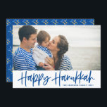 Blue Modern Calligraphy Happy Hanukkah Foto Feiertagskarte<br><div class="desc">Happy Hanukka! Senden Sie Hanukkah Wünsche an Familie und Freunde mit dieser anpassbaren Foto-Flachkarte. Es zeichnet sich durch eine moderne blaue Kalligraphie mit einem Olivenmuster aus. Personalisieren Sie diese durch Hinzufügen von Namen und Fotos. Diese Happy Hanukkah-Skriptkarte ist in anderen Karten erhältlich.</div>