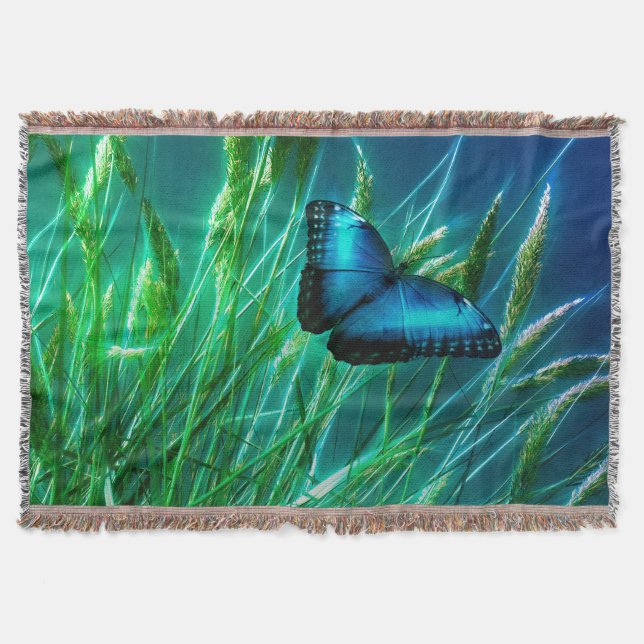 Blue Morpho Butterfly auf grünem Gras Decke (Vorderseite)