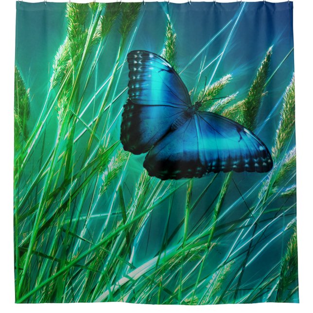 Blue Morpho Butterfly auf grünem Gras Duschvorhang (Vorderseite)