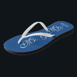 Blue Mr. und Mrs. wedding flip Flops für frische W<br><div class="desc">Navy Blue Mr. und mrs Strand Hochzeit Flip Flops für Braut und Bräutigam / Just Married Paar. Fügen Sie Ihr Heiratsdatum hinzu. Personalisierter Name elegante Flipflops für Neuvermählte und ihre Umgebung. Machen Sie Ihre eigenen personalisierten Keilsandalen für Teambride, Brautjungfrau, Trauzeugin, Blume, Brautmutter, Bräutigam, Crew, Gäste etc. Niedliche Sommerhausschuhe für die...</div>