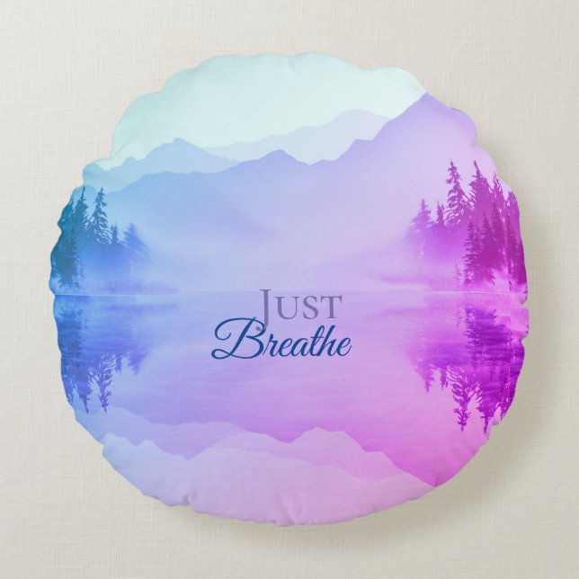 Blue N Pink Mountains Forest Landschaft Rundes Kissen (Vorderseite)
