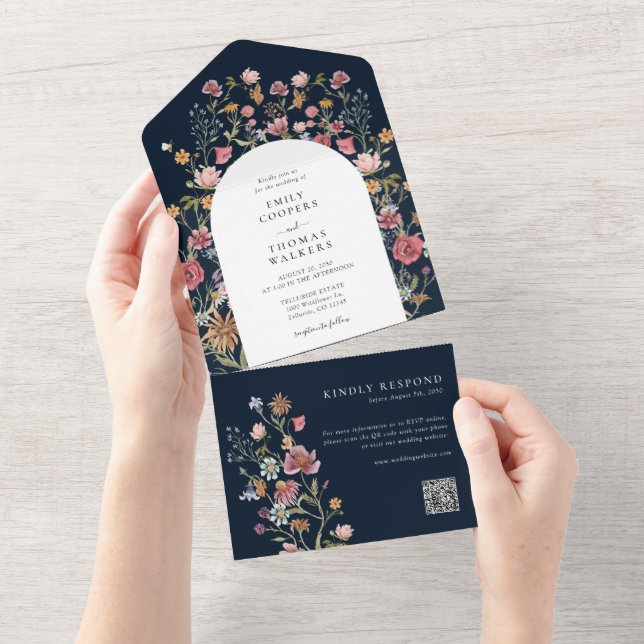 Blue Navy Wildblumen in einem Hochzeitspaar All In One Einladung (Abreißen)