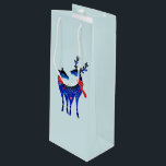 Blue Nordic Christmas Reindeer Pair Geschenktüte Für Weinflaschen<br><div class="desc">Eine Weingeschenktasche mit hellgrünlich blauem Hintergrund. Illustriert mit einem blauen skandinavischen Hirsch mit roten Schals. Mit dekorativen Markierungen auf ihren Körpern. Die Rückseite hat einen Weihnachtsbaum im nordischen Stil in blau und rot mit einem Stern oben.</div>