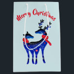 Blue Nordic Christmas Reindeer Pair Mittlere Geschenktüte<br><div class="desc">Eine Geschenktasche mit hellgrünlich blauem Hintergrund. Illustriert mit einem blauen skandinavischen Hirsch mit roten Schals. Mit dekorativen Markierungen auf ihren Körpern. Die Rückseite der Geschenktasche hat einen Weihnachtsbaum im nordischen Stil in blau und rot mit einem Stern oben.</div>