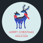 Blue Nordic Christmas Reindeer Pair Runder Aufkleber<br><div class="desc">Personalisierte Weihnachtsaufkleber mit hellgrünlich blauem Hintergrund. Illustriert mit einem blauen skandinavischen Hirsch mit roten Schals. Mit dekorativen Markierungen auf ihren Körpern.</div>