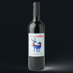 Blue Nordic Christmas Reindeer Pair Weinetikett<br><div class="desc">Personalisiertes Weinflaschenlabel mit hellgrün-weißem,  schneeweißem Hintergrund. Illustriert mit einem blauen skandinavischen Hirsch mit roten Schals. Mit dekorativen Markierungen auf ihren Körpern.</div>