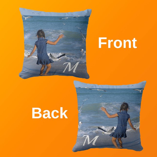Blue Ocean Beach Girl Foto White Initial Kissen (Front & Back with Background)