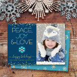 Blue Peace Joy Liebe Foto Snowflake Real Gold Folien Feiertagskarte<br><div class="desc">"Frieden, Freude und Liebe." Eine lustige, spielerische, reale Goldfolie und türkisblaue Schneeflocke-Illustration, echte Goldfolien-Konfetti-Punkte, reale Goldfolie und türkisfarbene, moderne Typografie auf marineblau-Hintergrund, zusammen mit dem Foto Ihrer Wahl, helfen Ihnen, die Urlaubssaison einzuleiten. Ein zufälliges Imitat mit Goldfolie-Schneeflockenmuster überlagert türkisblau auf der Rückseite. Fühlen Sie die Wärme und Freude der Ferien,...</div>