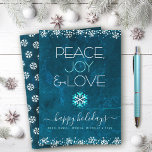 Blue Peace Joy Liebe Snowflake Typografie Simple Feiertagskarte<br><div class="desc">"Frieden, Freude und Liebe." Eine lustige, spielerische Schneeflocke-Illustration und eine moderne Typografie auf einem aquamarinen Marmorboden, der in der Urlaubssaison präsent ist. Zusätzliche weiße Schneeflocken und Konfetti-Punkte bilden den Rahmen der Karte. Ein weißes Schneeflockenmuster überlagert die aquamarine Marmorwasserfarbe auf der Rückseite. Fühlen Sie die Wärme und Freude der Ferien, wenn...</div>