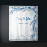 Blue Pine Winter Weihnachten Hochzeit Foto Hinterg Wandteppich<br><div class="desc">Personalisieren und erstellen Sie, indem Sie den Text in den angegebenen Feldern hinzufügen und ändern. Sie können den Stil, die Größe und die Farbe des Schriftartes ändern. Wäre es nicht großartig, auf die Fotos zurückzublicken und Ihren Hochzeitstag durch die Linse Ihrer Gäste zu sehen und zu sehen, wie phantastisch Ihr...</div>