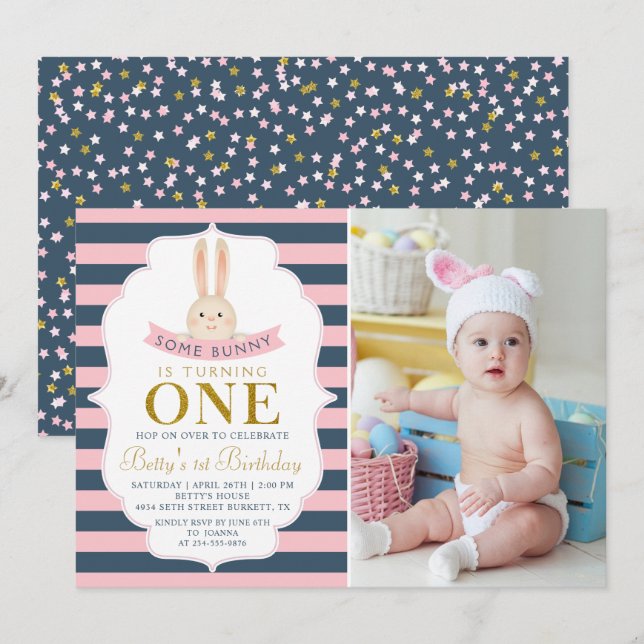 Blue & Pink Gold Bunny First Birthday Foto Einladung (Vorne/Hinten)
